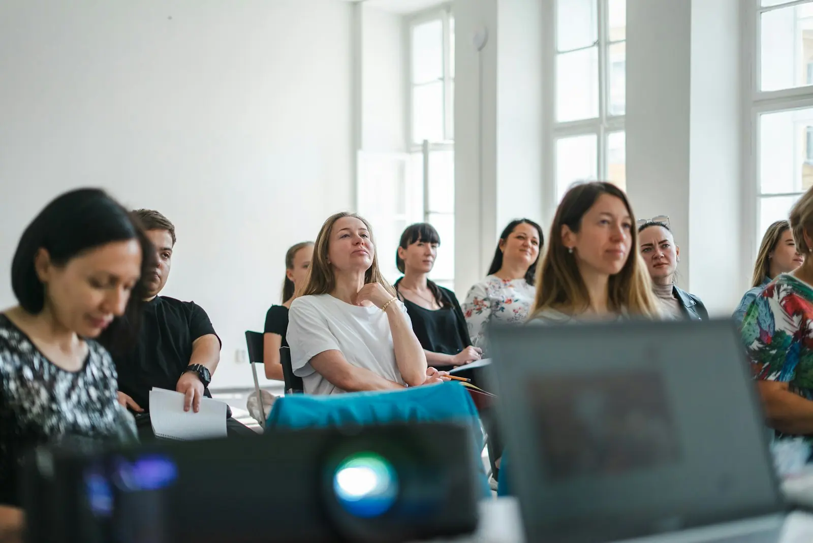 Teilnehmende einer Weiterbildung in einem hellen Seminarraum